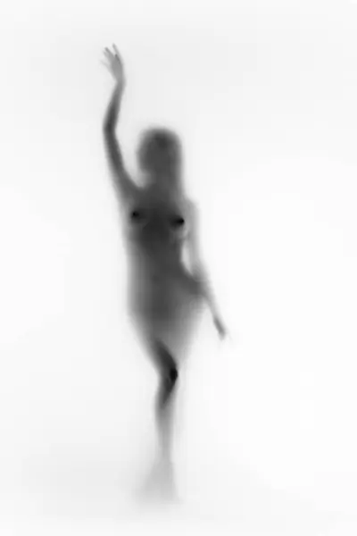 柔嫩的女性躯体轮廓模糊 促进妇女健康的材料 注重身体的积极作用 单色图像 身体美学 女性气质 艺术的概念 — 图库照片