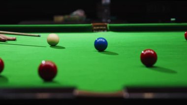 El işaretli bilardo topuna yakın çekim, kırmızı toplara ve yeşil masaya odaklan. Bilardo turnuvası ilanı ve yeni bilardo kulüpleri tanıtımı. Bilardo, spor, kumar, hobi, eğlence, oyun konsepti