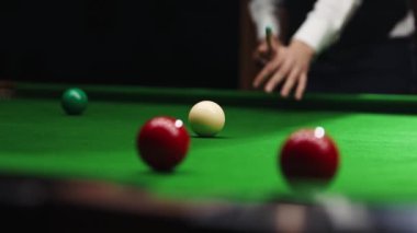 Bilardo masasına yaslanmış, bilardo oynayan konsantre genç bir adam. Lifestyle dergisi boş zamanları ön plana çıkarıyor. Bilardo, spor, kumar, hobi, eğlence, oyun kavramı