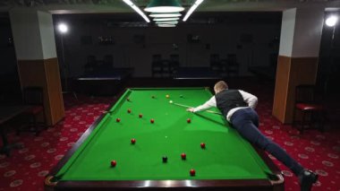 Vuruş yapan bir oyuncunun dinamik çekimi, bilardo şampiyonası ve yerel turnuvalar için enerji ve heyecan ifade ediyor. Snooker oyunu. Bilardo, spor, kumar, hobi, eğlence kavramı.