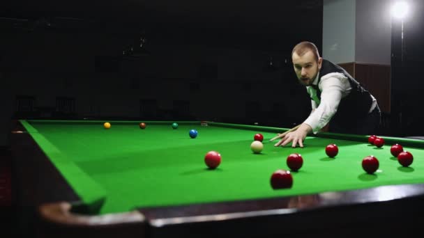 Koncentrerad Ung Man Lutar Sig Mot Biljardbord Spelar Snookerspel Livsstilsmagasinet — Stockvideo