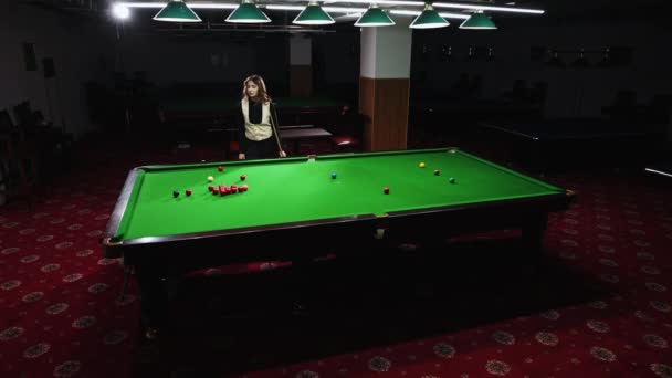 Vrouw Biljarthouding Richtend Snookerballen Groene Tafel Snookerspel Toernooi Verplaats Focus — Stockvideo
