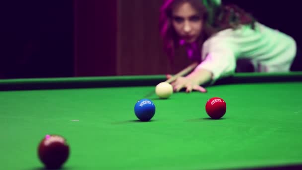 Mulher Posição Bilhar Apontando Para Bolas Snooker Mesa Verde Jogo — Vídeo de Stock