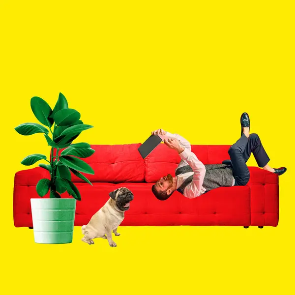 現代アートコラージュ 家庭の雰囲気でパグと大きな鉢植えのタブレットを保持している赤いソファーに横たわるビジネス服の男 ビジネス マルチタスク 時間管理 ハイブリッドワークのコンセプト — ストック写真