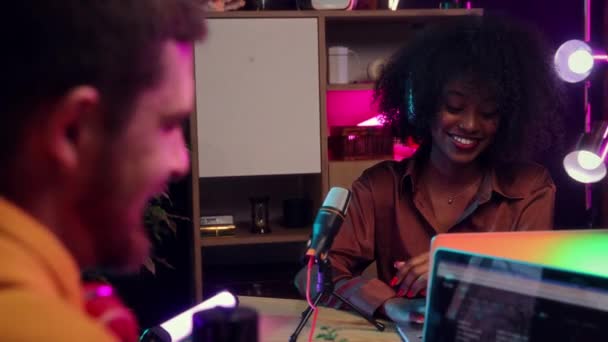 Молоді Позитивні Люди Чоловік Жінка Сидять Столом Мікрофоном Ноутбуками Розмовляють — стокове відео