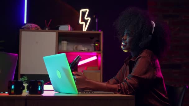 Jongeren Man Vrouw Influencers Zitten Aan Tafel Met Microfoon Laptops — Stockvideo