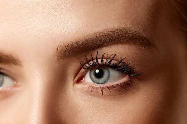 Närbild Vackert Kvinnligt Ansikte Bryn Och Blå Ögon Ögonlinser Mascara — Stockfoto