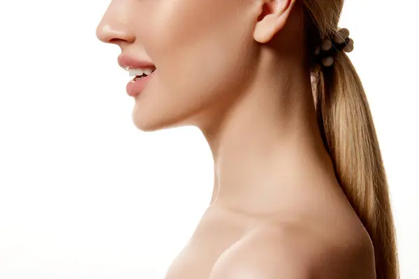 女性の顔 背中に結ばれた肩のプロフィールビュー ホワイトスタジオのバックグラウンドで孤立 マッサージによるフェイスリフト 自然美 化粧品 化粧品 スキンケアのコンセプト — ストック写真