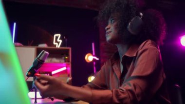 Genç bir adam genç bir kadınla röportaj yapıyor, oduncu. Sosyal medya etkileri podcast 'i kaydederek ilginç konuları tartışıyor. Çevrimiçi iletişim, blog yazma, kitlesel medya kavramı