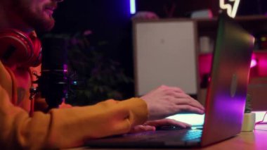 Erkek ve kadın ellerine ve dizüstü bilgisayarına odaklan. Blogcular online podcast gösterisi yapıyor, röportaj yapıyor, ilginç yaşam tarzı konularını tartışıyorlar. Çevrimiçi iletişim kavramı, modern teknoloji, kitle iletişim