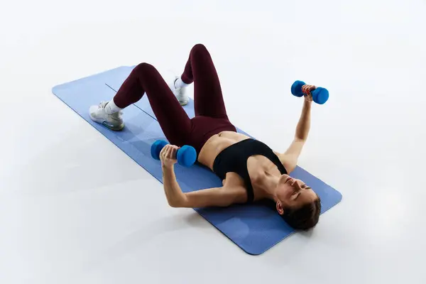 Young Woman Slim Fit Body Sportswear Training Fitness Mat Lifting — Stock Photo, Image