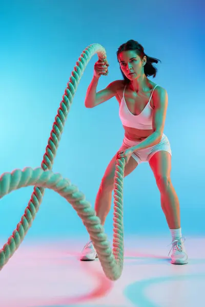 Sportliche Schlanke Junge Frau Mit Kräftigem Muskeltraining Mit Seilen Vor — Stockfoto