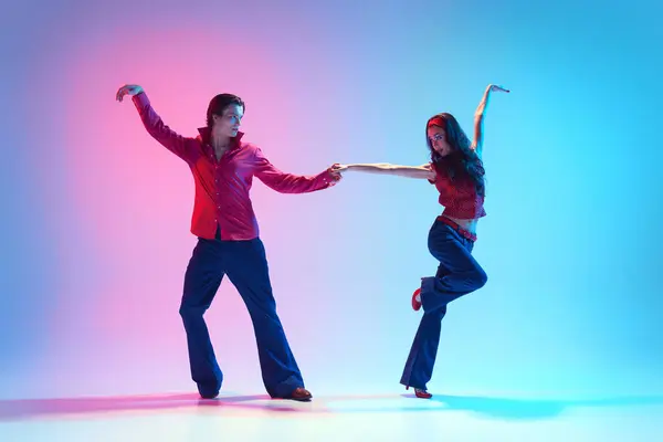 Молодые Стильные Люди Мужчина Женщина Танцуют Ретро Танец Градиентном Розово — стоковое фото