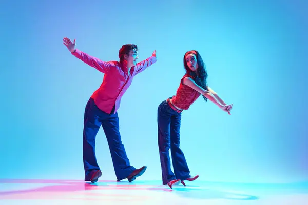Jeune Couple Dansant Style Rétro Danse Sur Fond Bleu Néon — Photo