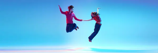 Dynamic Image Young Couple Dancing Retro Dance Jumping Blue Background — Stock Photo, Image