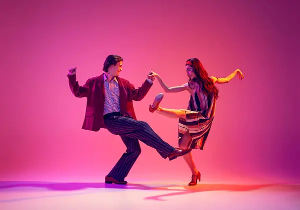 Stilvolles Schönes Junges Paar Mann Und Frau Retro Klamotten Tanzen — Stockfoto