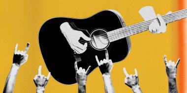 Sarı arka planda seyircilerin önünde akustik gitar çalan bir adamın siyah beyaz fotoğrafı. Rock konseri, Rock 'n Roll festivali sezonu. Müzik, retro ve klasik konsept. Yaratıcı tasarım