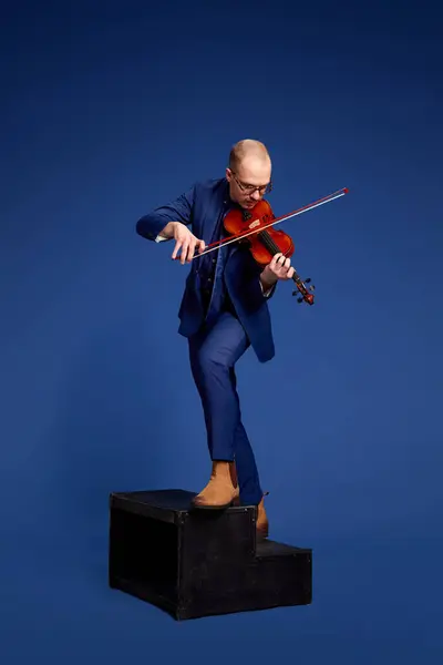 Jovem Talentoso Músico Fato Azul Tocar Violino Contra Fundo Azul — Fotografia de Stock