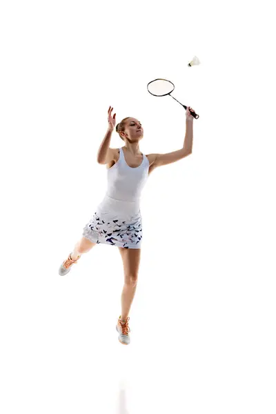 Geconcentreerd Jong Meisje Atleet Beweging Met Racket Badminton Gespeeld Geïsoleerd — Stockfoto