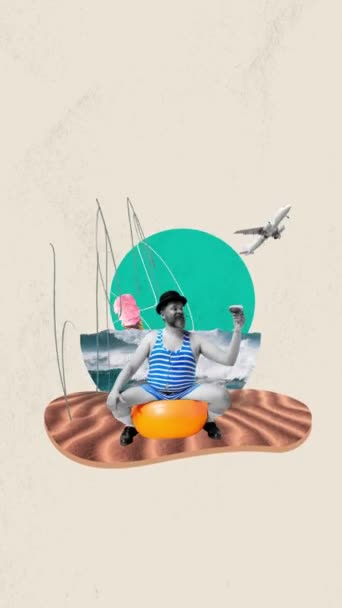 Uśmiechnięty Mężczyzna Paski Siedzący Piłce Fitness Plaży Pijący Koktajl Długo — Wideo stockowe
