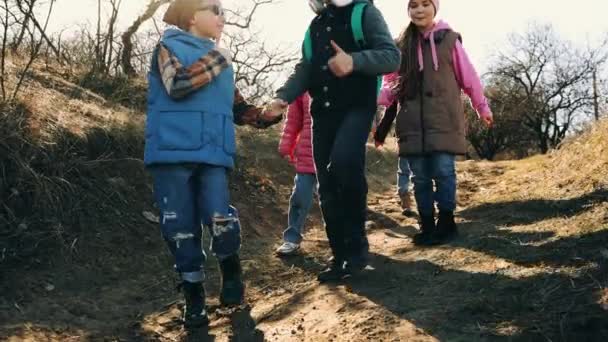 Seis Crianças Positivas Meninos Meninas Demônios Mãos Dadas Caminhando Dia — Vídeo de Stock