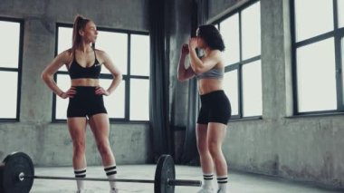 Güç antrenmanı. Kadın dinamik görüntüsü, vücut geliştirici şehir spor salonunda halterle çalışıyor. Profesyonel spor anlayışı, aktif yaşam tarzı, vücut geliştirme, enerji, motivasyon. Ad