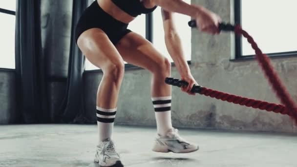 Dinamikus Kép Aktív Sportos Nőről Aki Harci Kötelet Használ Testmozgáshoz — Stock videók
