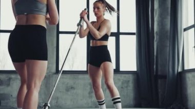 Odaklanmış atlet kadınlar spor salonunda, spor salonunda mayınlı egzersiz yapıyorlar. Dinamik ve enerji. Profesyonel spor anlayışı, aktif yaşam tarzı, vücut geliştirme, eğitim, motivasyon. Ad