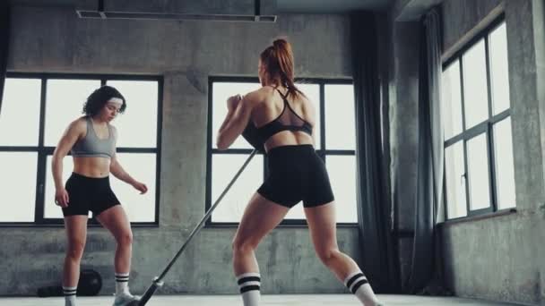 Odaklanmış Atlet Kadınlar Spor Salonunda Spor Salonunda Mayınlı Egzersiz Yapıyorlar — Stok video