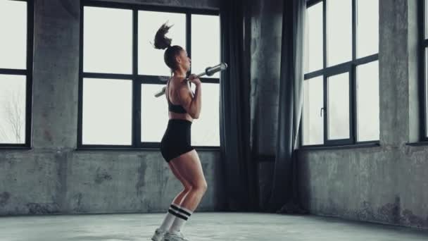Spor Giyimli Genç Bir Kızın Spor Salonunda Halterle Spor Yaparken — Stok video