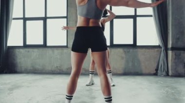 Formda olan partneri spor salonunda hareket halindeyken ağırlıklarla çömelmiş, odaklanmış sporcu bir kadın. Profesyonel spor anlayışı, aktif yaşam tarzı, vücut geliştirme, enerji, motivasyon. Ad