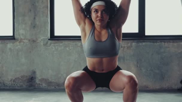 スポーツウェアに焦点を当てた若い強い女性のダイナミックなビデオは ジムで運動中のバーベルオーバーヘッドでスカートテクニックを行います プロスポーツの概念 アクティブなライフスタイル ボディービル アドベンチャー — ストック動画