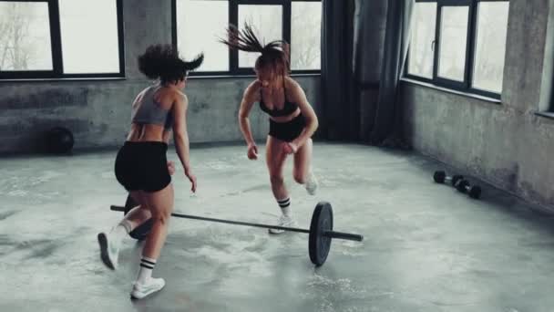 2人の女性アスリートのダイナミックなビデオは ジムで運動中のプッシュアップを行っています プロスポーツ アクティブライフスタイル ボディービル モチベーション アクション エネルギーの概念 アドベンチャー — ストック動画