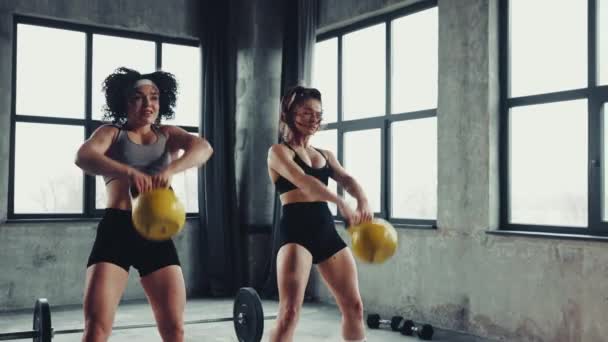 Genç Atlet Kadın Aynı Anda Spor Salonunda Kettlebell Egzersizleri Yapıyor — Stok video