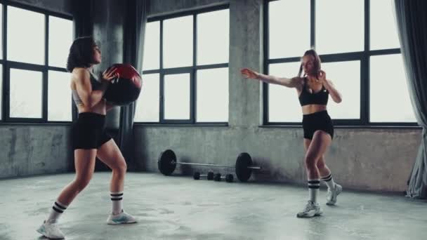 Miłośnicy Fitnessu Dwie Młode Kobiety Ćwiczą Rzut Piłką Medyczną Ruchu — Wideo stockowe