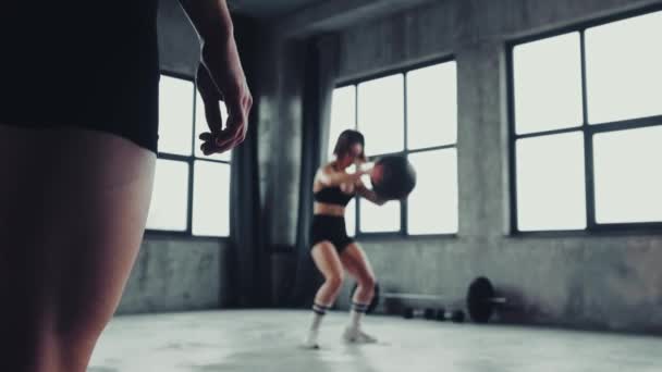 Jonge Atletische Krullende Vrouw Sportkleding Passeert Medicijnbal Beweging Partner Core — Stockvideo