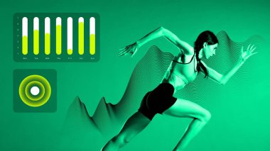 Hareket halindeki atletik bir kadının dinamik görüntüsü, koşuyor, yeşil zemine karşı antrenman yapıyor ve fitness takip uygulaması unsuruyla çalışıyor. Spor anlayışı, aktif ve sağlıklı yaşam tarzı, eğitim