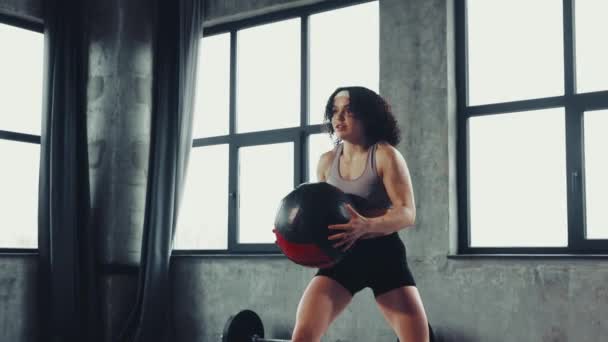Femeia Tânără Atletică Cretă Îmbrăcămintea Sportivă Trece Mingea Medicină Mișcare — Videoclip de stoc
