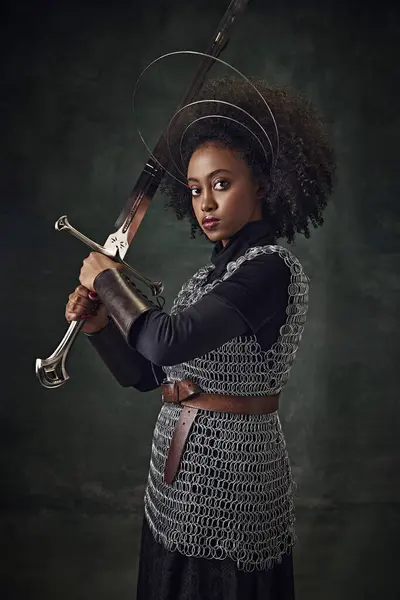 Молодая Африканская Женщина Средневековый Воин Доспехах Ореолоподобными Кольцами Над Головой — стоковое фото
