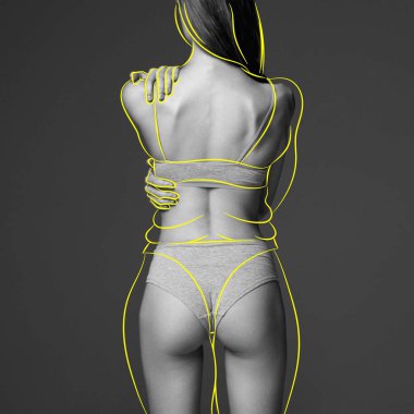 Gri arka planda, üzerinde altı çizgili vücut şekli olan, iç çamaşırlı ince kadın vücudunun arka görünüşü. Spor ve masaj ile vücut kaldırma efekti. Vücut ve sağlık hizmetleri kavramı, sağlık