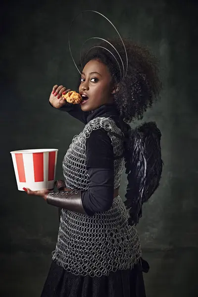 Mladá Africká Žena Středověký Válečník Kroužkové Zbroji Jíst Kuře Koše — Stock fotografie