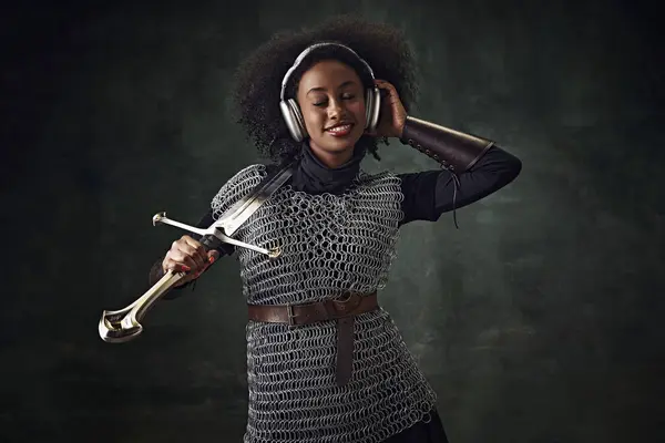 Glimlachende Jonge Afrikaanse Vrouw Middeleeuwse Krijger Maliënkolder Met Zwaard Luisterend — Stockfoto
