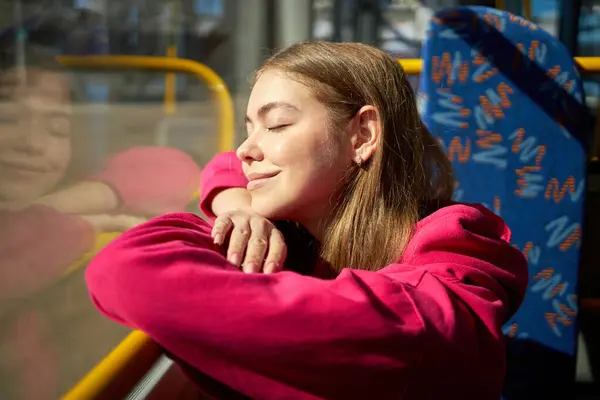 Mladá Dívka Růžové Mikině Sedí Veřejné Dopravě Moderní Tramvaj Autobus — Stock fotografie