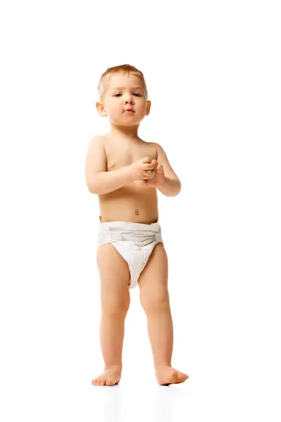 Повнометражне Зображення Маленького Хлопчика Дитини Стоїть Підгузниках Ізольовано Білому Студійному — стокове фото