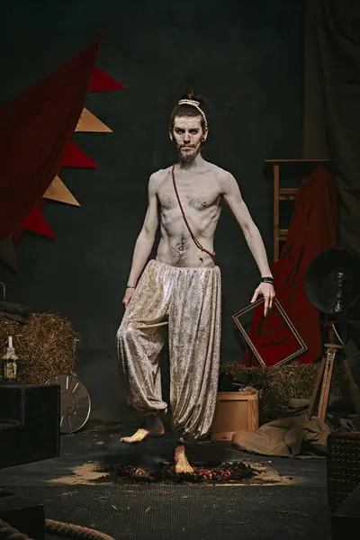 Pale Man Muscular Shirtless Body Yogi Male Circus Performance Dark — Stock Photo, Image