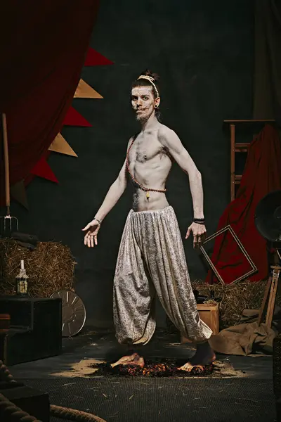 Pale Man Muscular Shirtless Body Yogi Male Circus Performance Dark — Stock Photo, Image