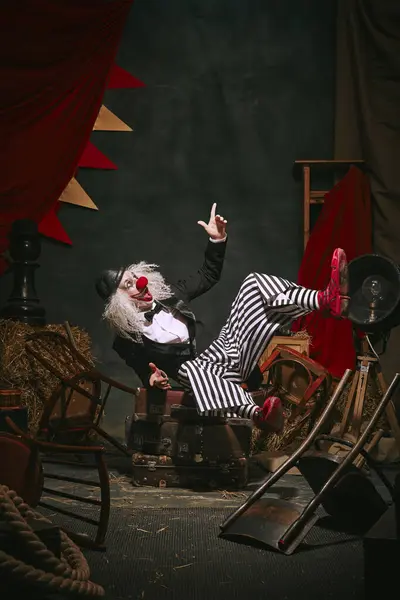 Clown Svart Hatt Vitt Ansikte Med Röd Näsa Och Randiga — Stockfoto