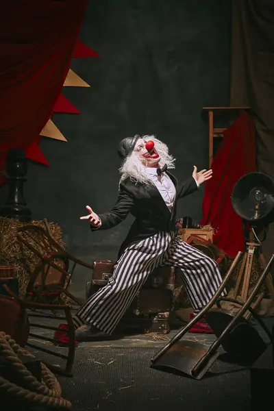 Clown Emotionell Man Svart Hatt Vitt Ansikte Med Röd Näsa — Stockfoto