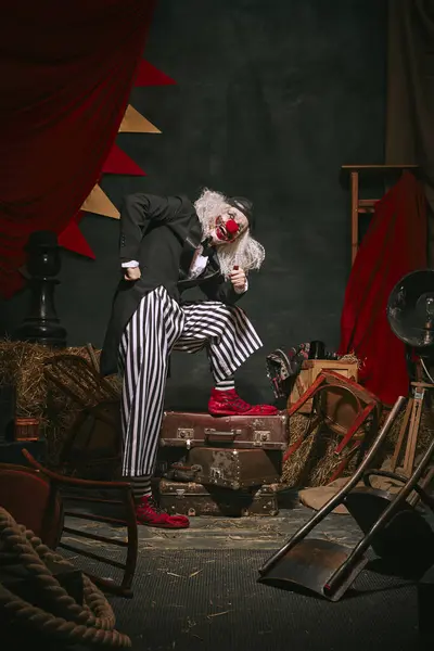 Clown Emotionell Man Svart Hatt Vitt Ansikte Med Röd Näsa — Stockfoto