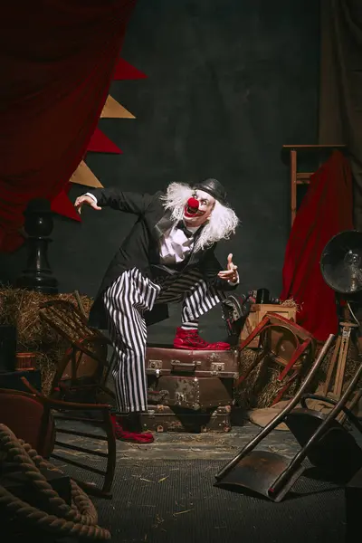 Clown Mit Schwarzem Hut Weißem Gesicht Mit Roter Nase Und — Stockfoto